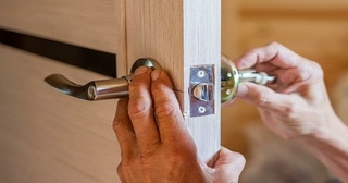 Установка и замена дверной ручки в Михайловке от 275 руб. – Мастер24, монтаж фурнитуры, недорого