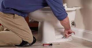 Установка унитаза в Михайловке от Мастер24 – профессиональный монтаж унитаза под ключ, цена от 1983 руб.